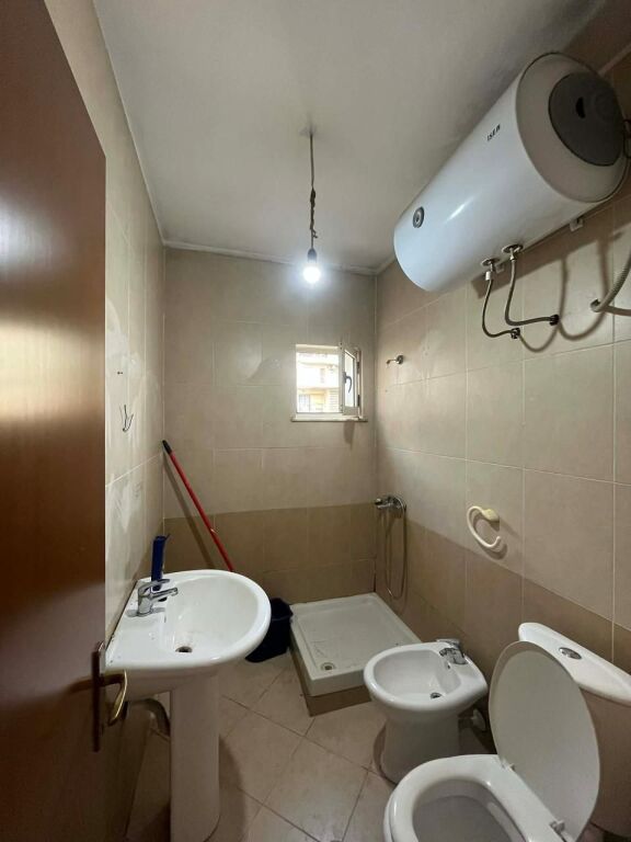 🏢Ish Fusha Aviacionit,prane Bar Agron jepet me qera apartament 2+1,pjeserisht i mobiluar 55,000Leke