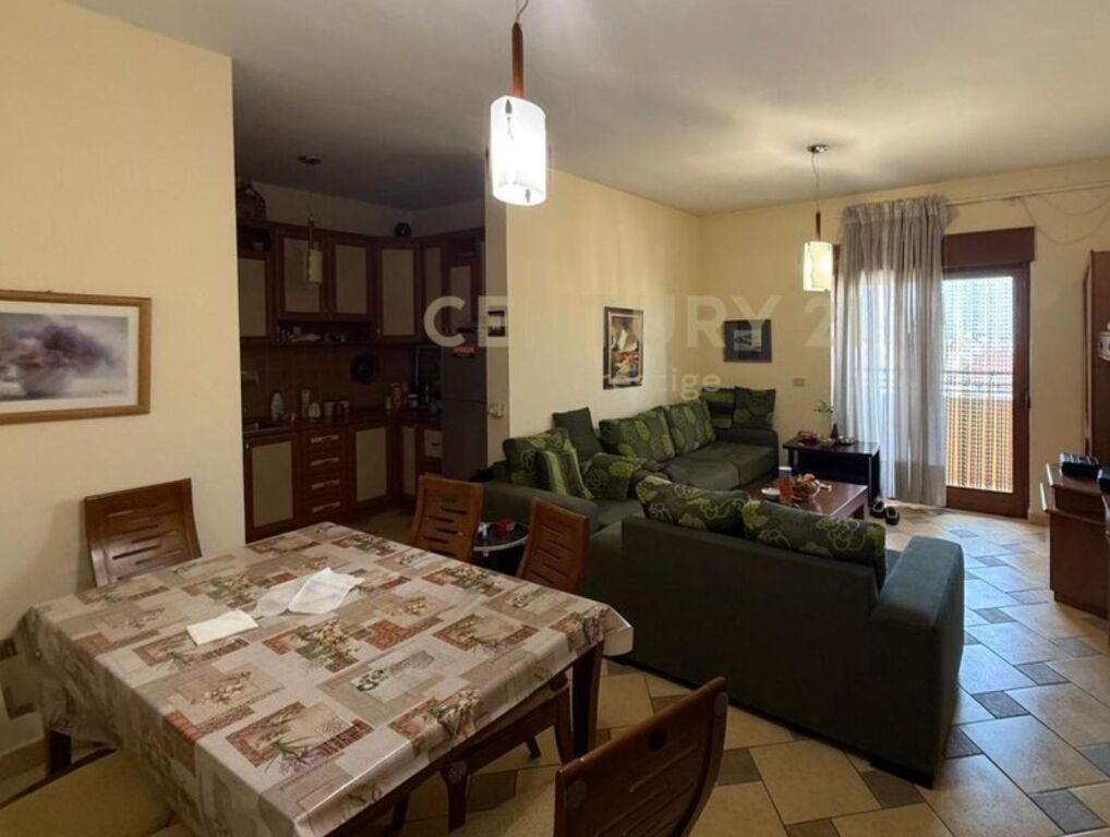 Shitet apartament 2+1+2