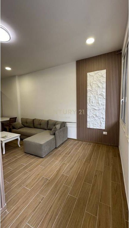 QENDER, APARTAMENT 1+1 PER QIRA