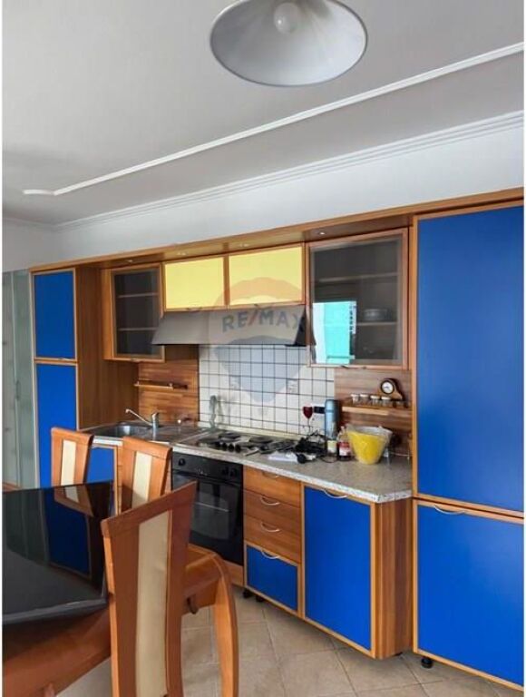 Zyrë - Për Qira - Rruga e Kosovarëve, Tiranë