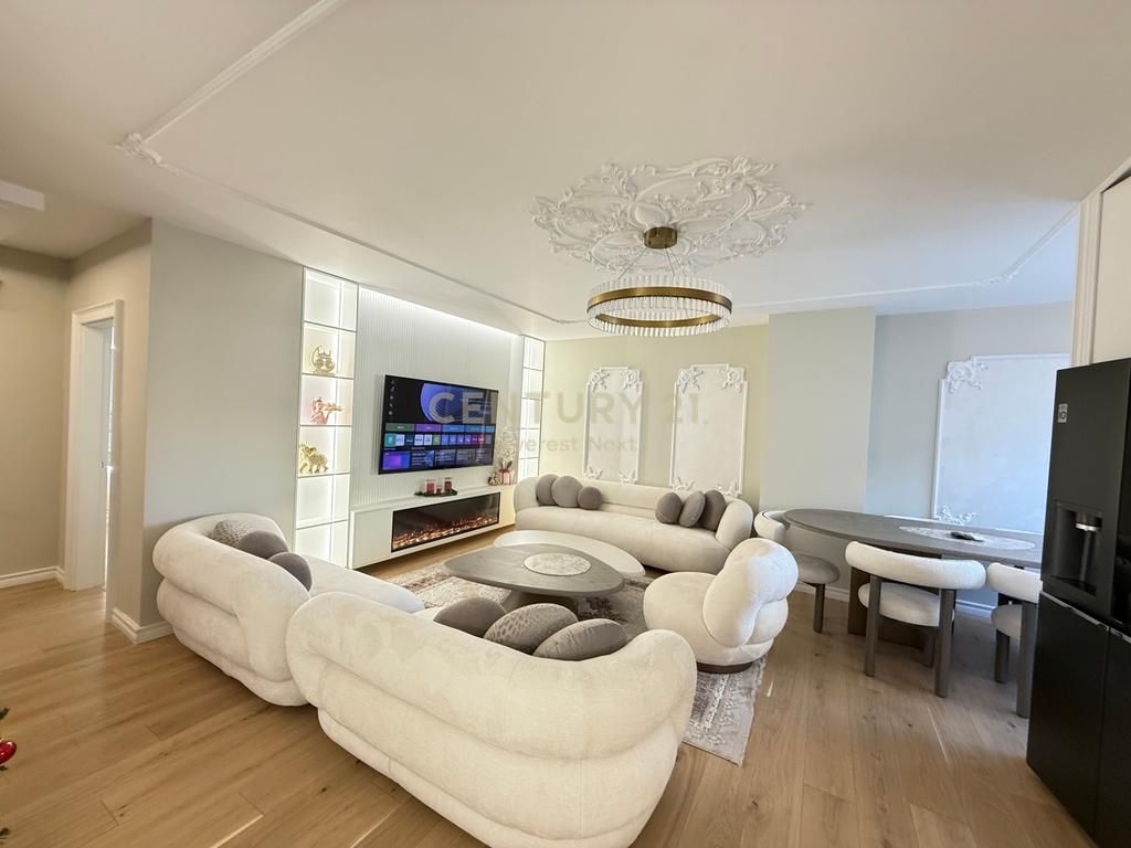 Shitet apartament luksoz 2+1+2 me 2 poste parkimi në qendër të Tirana