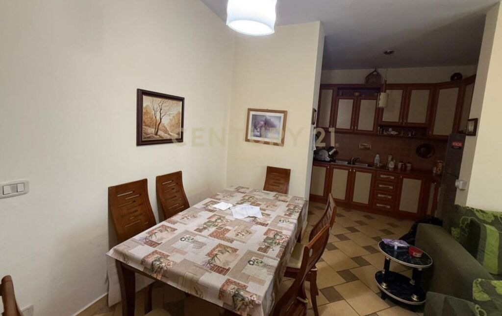 Shitet apartament 2+1+2