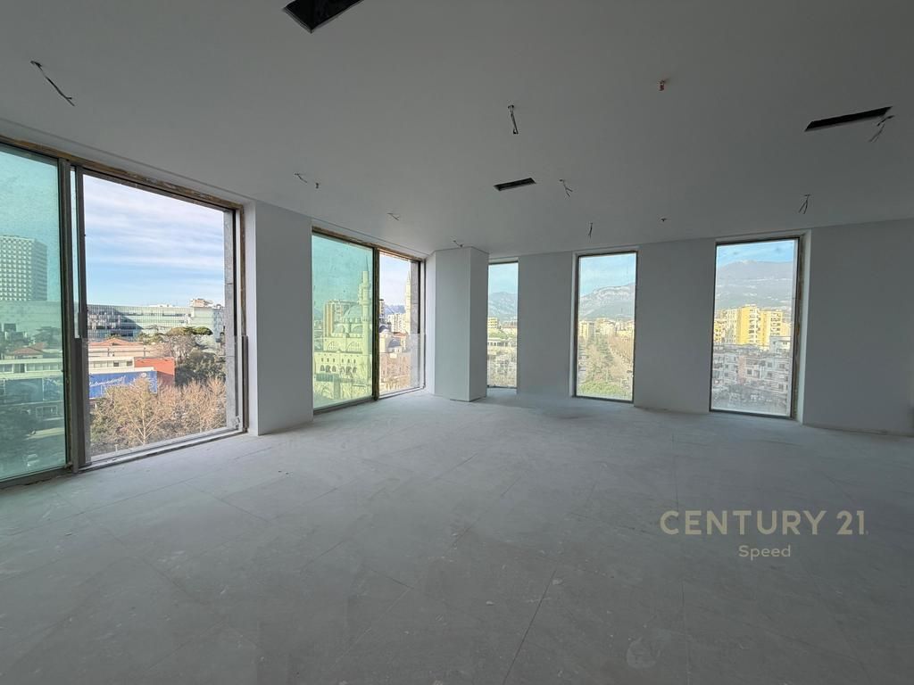 Jepet ambient komercial për qira tek Downtown One, në zemër të Tirana.