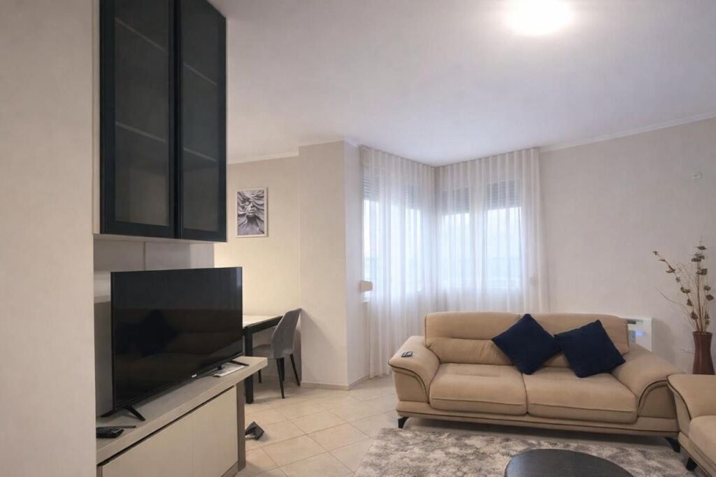 Apartament me qera buze shetitore Taulantia me pamje ballore deti ,1,000 euro / muaj