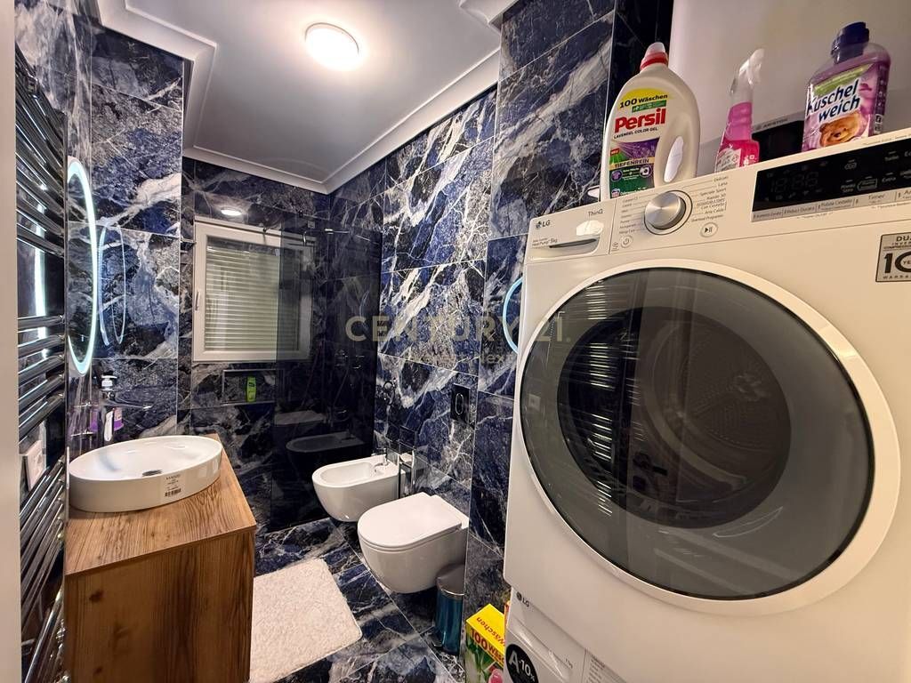 Shitet apartament luksoz 2+1+2 me 2 poste parkimi në qendër të Tirana