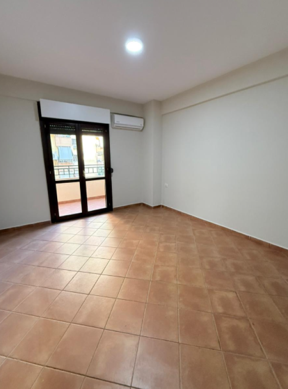 🏢 Ambient Zyre me Qira 3+1 – pranë Rrethit të Komunës📍