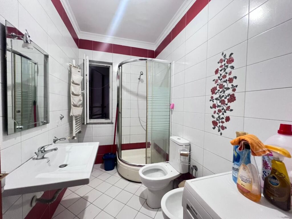 Jepet me qera Apartamenti 1+1 , rruga Xhanfize Keko prane Europianit 500 Euro