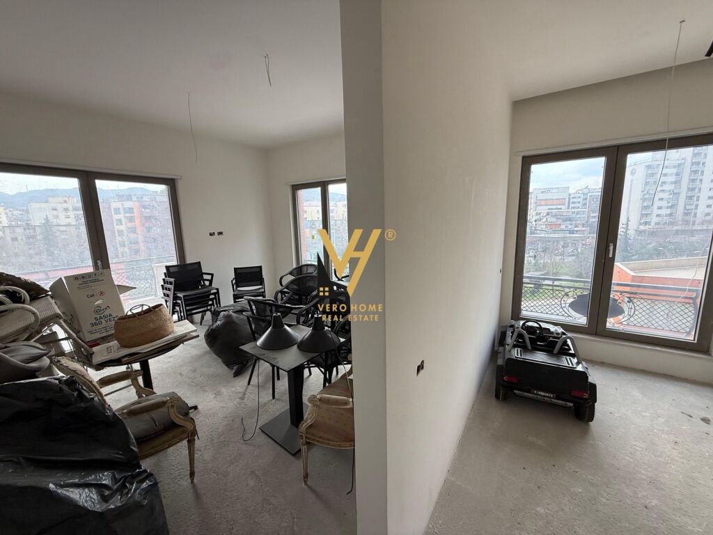 JEPET ZYRE 250 M2 ME QERA TE KOMPLEKSI DELIJORGJI 250.000 LEKE