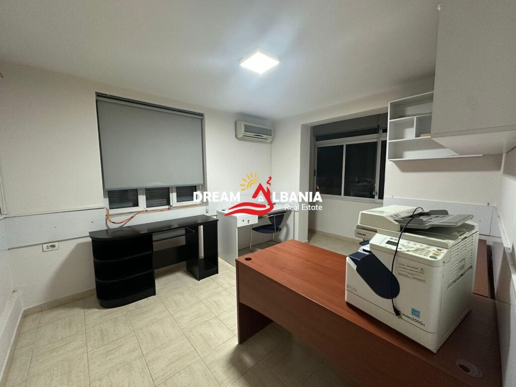 Jepet Zyre ( Apartament 2+1 ) me qera ne Rrugen E Kavajes prane Tirana Garden Building ( ID 42611409 )