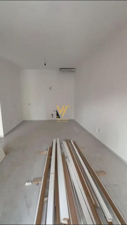 JEPET ZYRE 70 M2 ME QIRA TE GARDEN BUILDING, RR.KAVAJES 700 EURO