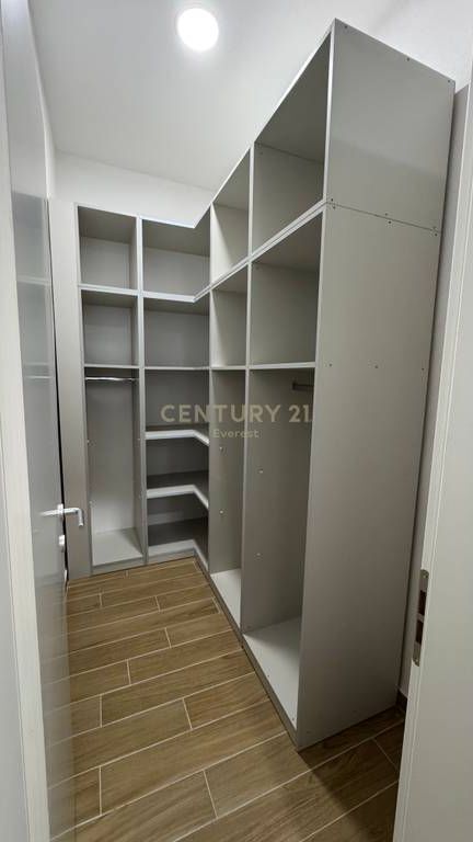 QENDER, APARTAMENT 2+1 PER QIRA