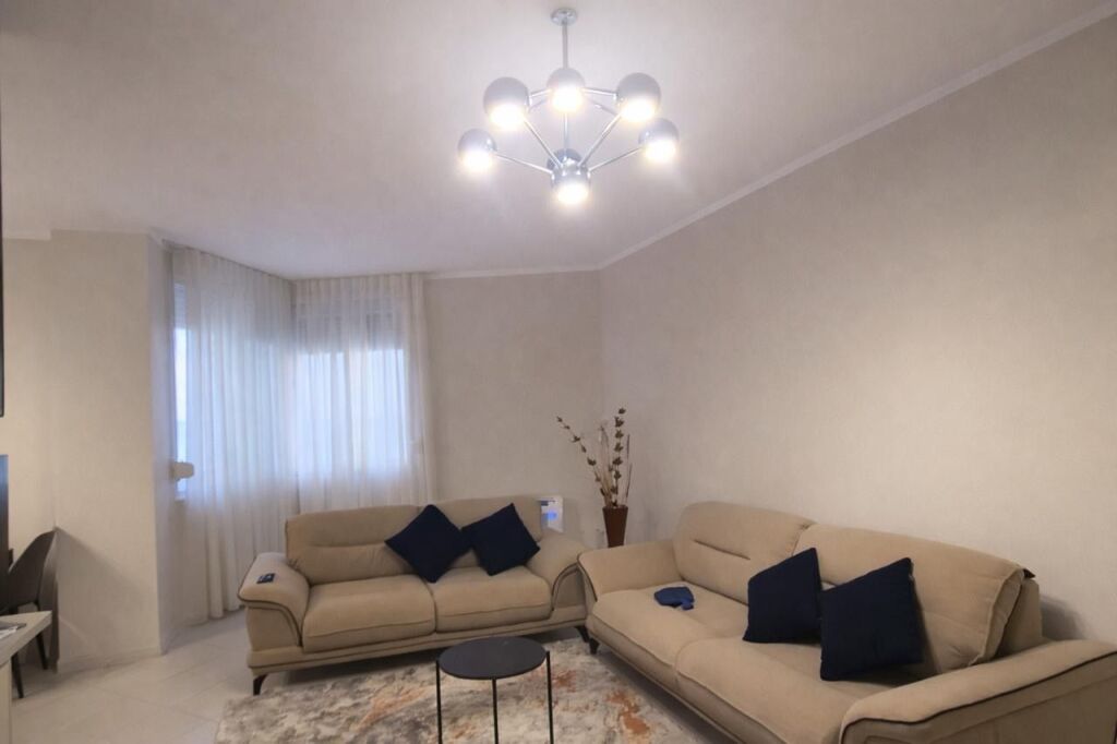 Apartament me qera buze shetitore Taulantia me pamje ballore deti ,1,000 euro / muaj