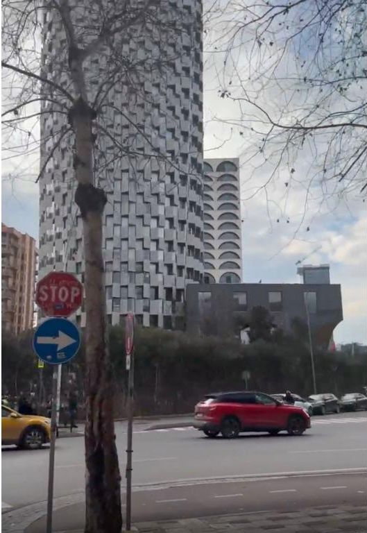 QENDER, JAPIM ME QIRA AMBIENT KOMERCIAL KATI 0 5,000 € /Muaj