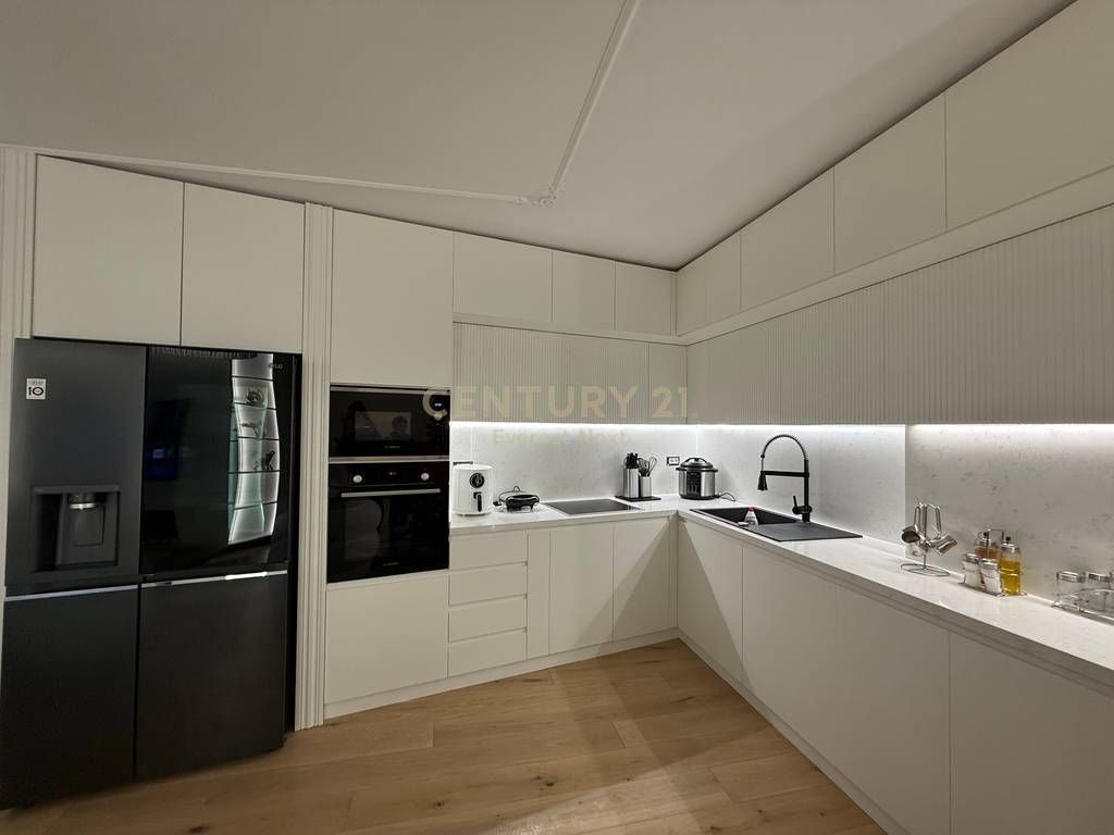 Shitet apartament luksoz 2+1+2 me 2 poste parkimi në qendër të Tirana