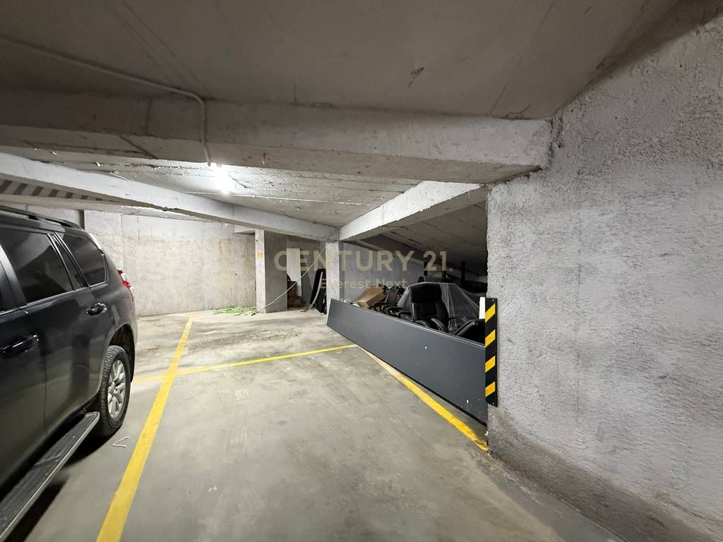 Shitet apartament luksoz 2+1+2 me 2 poste parkimi në qendër të Tirana