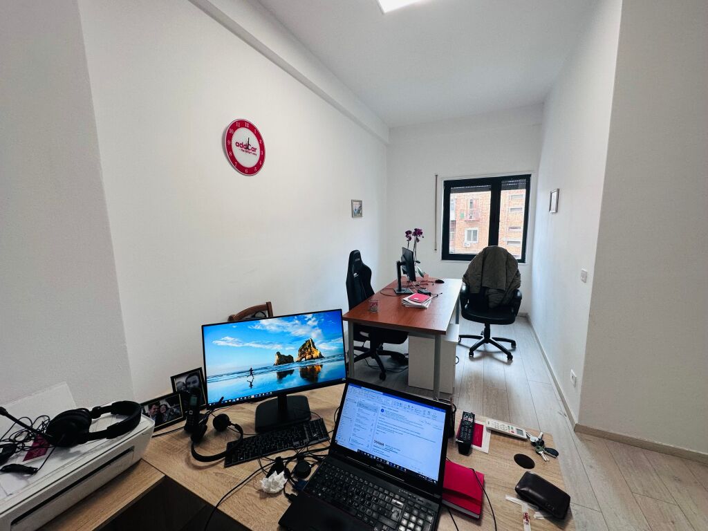 Locale per Ufficio in Affitto 2+1+1 Balcone