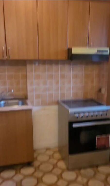 Jrpet  me qera apartament  3+1 afer shkolles Vasil Shanto