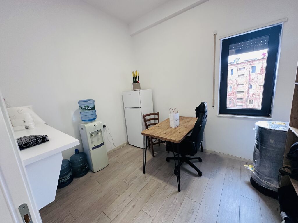 Locale per Ufficio in Affitto 2+1+1 Balcone