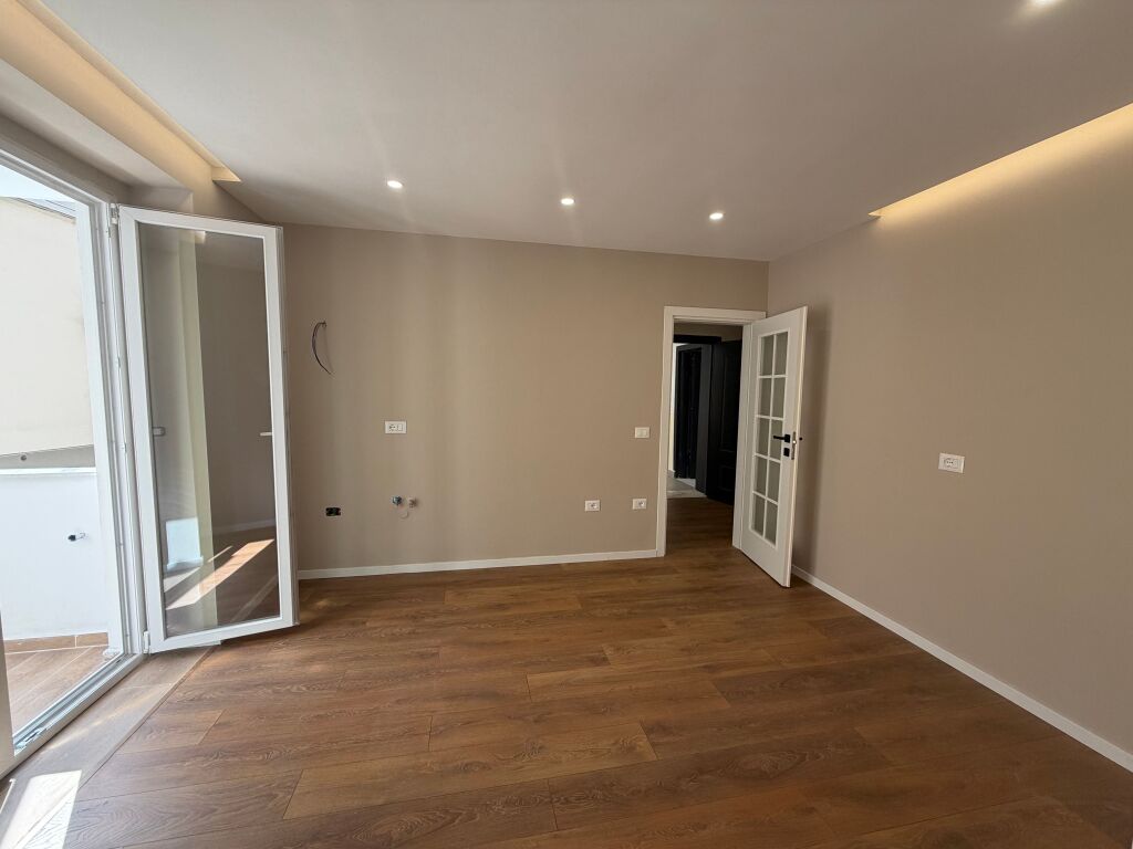 Shitet Apartament 1+1, Mine Peza