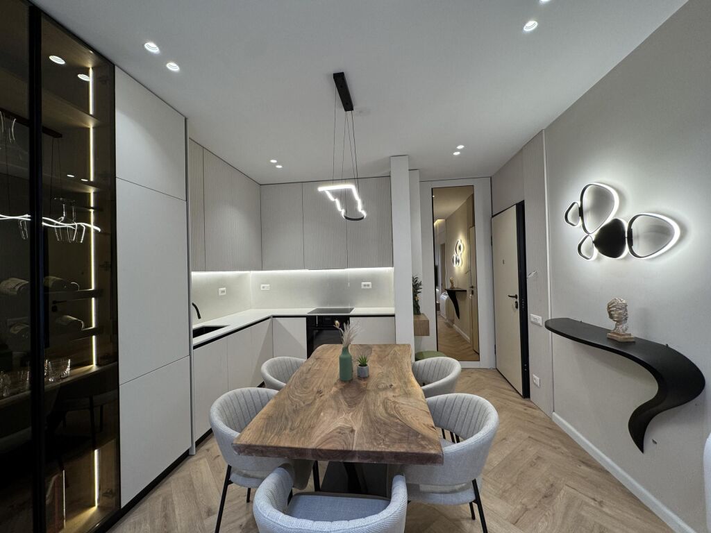 APARTAMENT MODERN PËR QIRA GARDEN BUILDING Rruga e Kavajes !