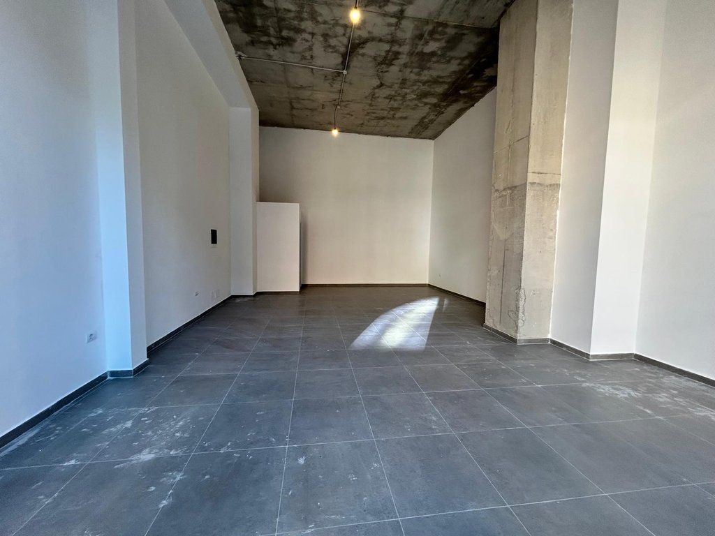 Jepet me qira ambient komercial premium 70.4 m² + 2 poste parkimi në Rruga e Barrikadave