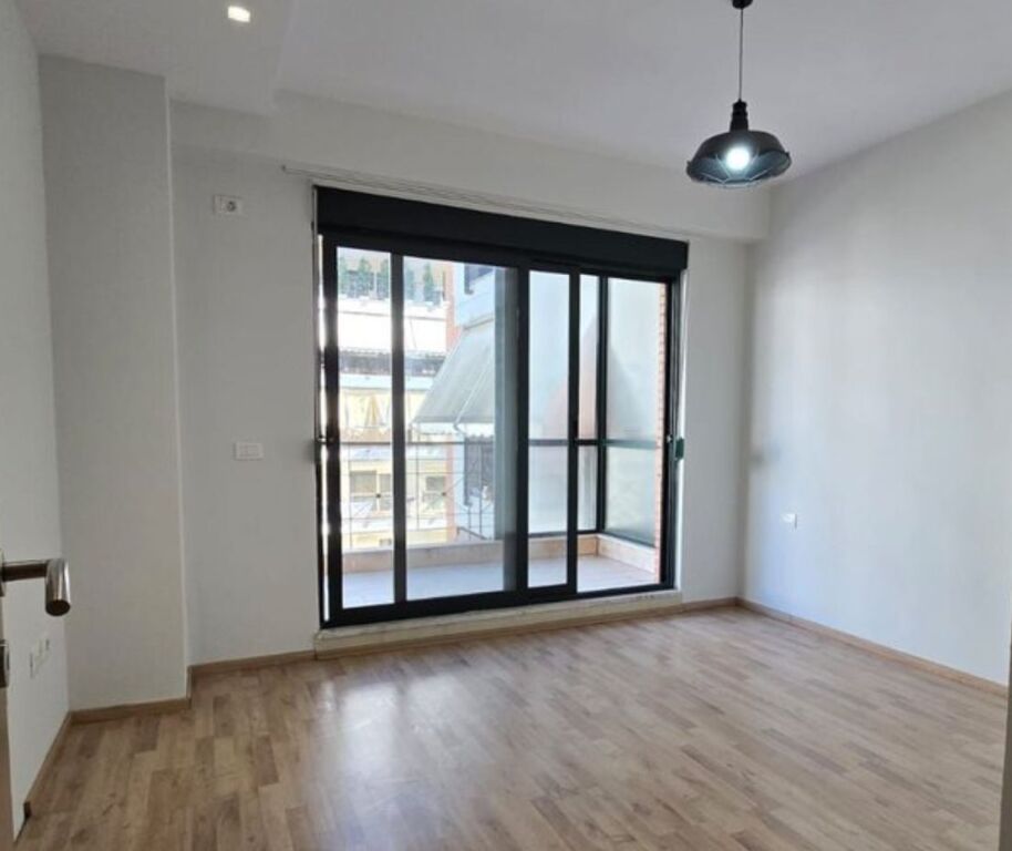 Shitet me qera apartament 1+1