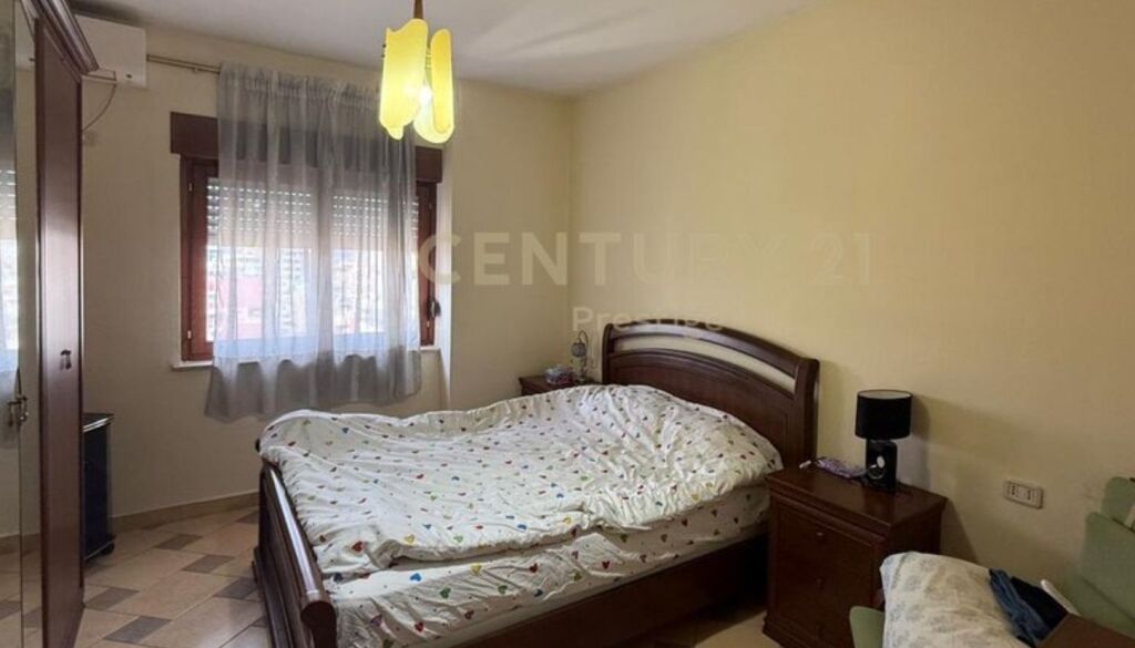 Shitet apartament 2+1+2