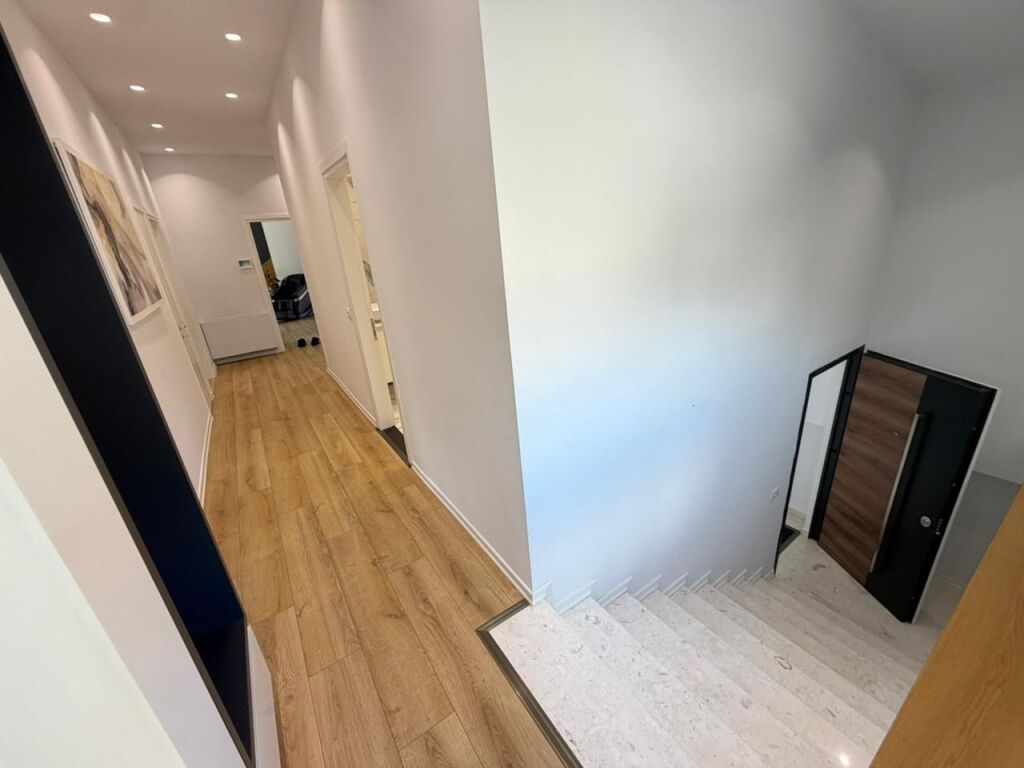 🏡 Jepet me qira 3+1+2 – Penthouse me 3 Parkime 📍 Secret Garden Residence, TEG – Tiranë  🏢 Kati 3 (i fundit – Penthouse) 📐 200 m² 🛏 3 dhoma gjumi 🛁 2 tualete 🌿 2 ballkone 🚗 3 parkime të përfshira në çmim  Apartament modern, me hapësira të bollshme, dritë natyrale gjatë gjithë ditës dhe qetësi absolute. Rezidencë elitare me standard të lartë ndërtimi, ideale për familje që kërkojnë komoditet dhe privatësi pranë TEG.  💶 1,500 € / muaj (përfshirë 3 parkimet)