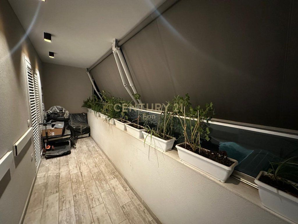 JAPIM ME QIRA APARTAMENT 2+1+2 NE QENDER TE DURRESIT PRANE PORTIT!