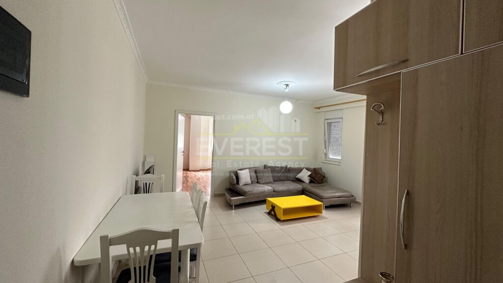 Tek Kompleksi Kontakt prabe 21-dhjetorit Shitet Apartament 1+1 me Hipoteke.