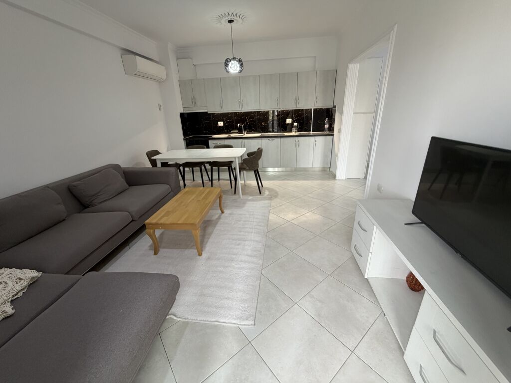 2+1,i mobiluar kopshti zologjik,800 euro me parkim