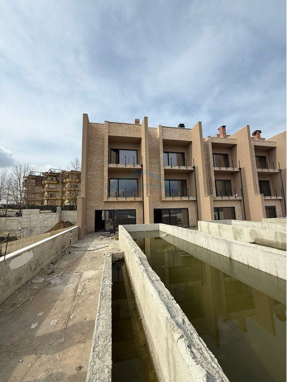 Shitet , Vile , Swan Lake Residence , Farke