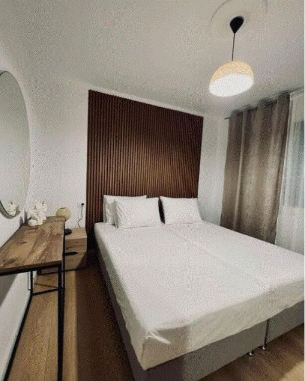 Jepet me qira 1+1 prane Pazarit Te Ri