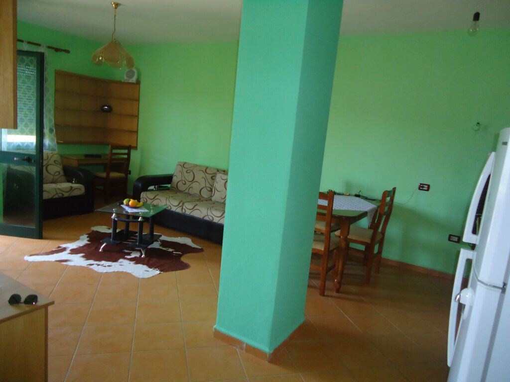 PËR SHITJE – APARTAMENT I MOBILUAR NË GOLEM.