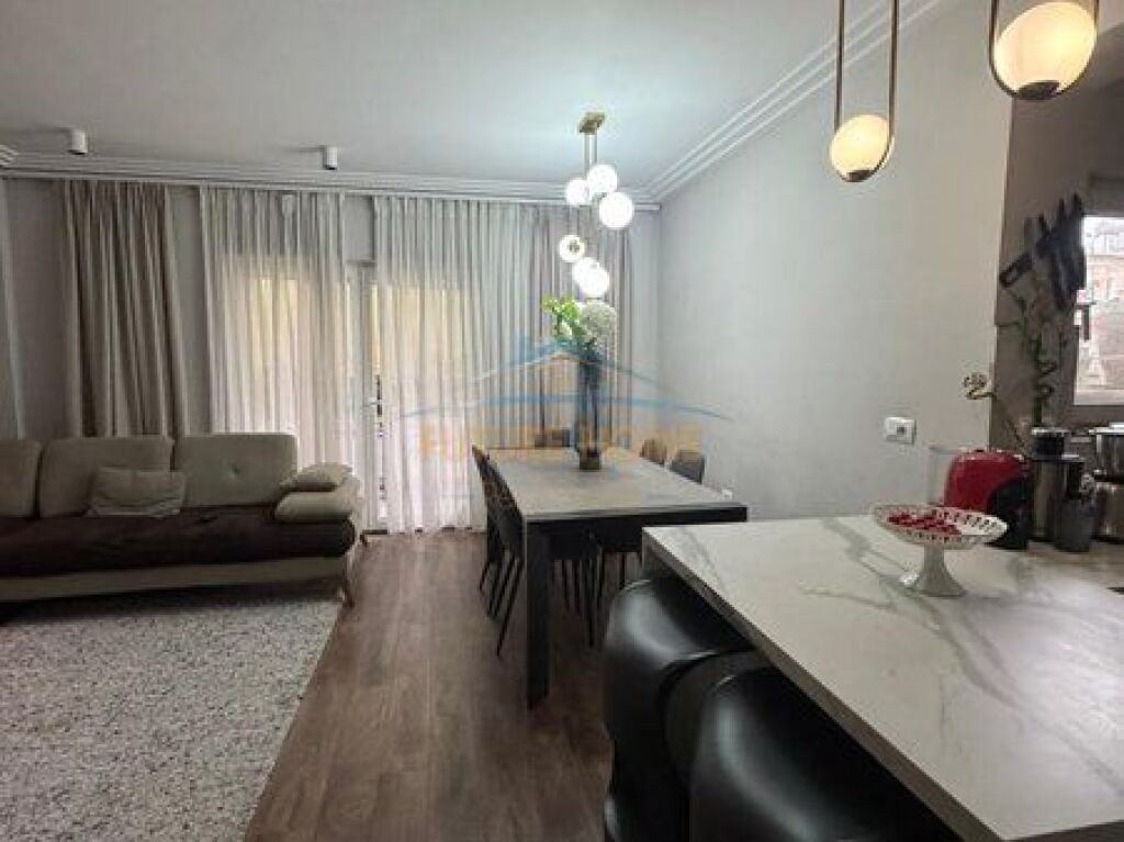 Shitet,Apartament 3+1+2, 21 Dhjetori,Tiranë