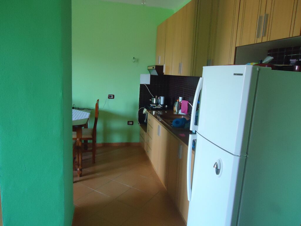 PËR SHITJE – APARTAMENT I MOBILUAR NË GOLEM.