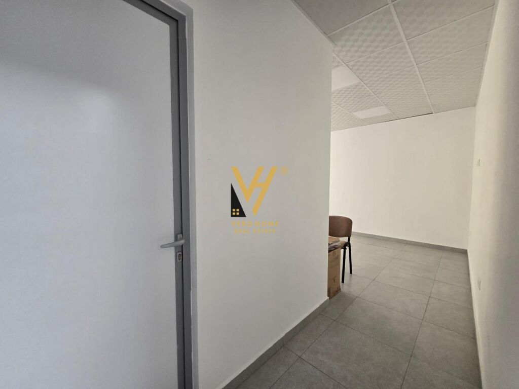 SI AFFITTASI EDIFICIO COMMERCIALE 1.340 M2 IN VIA KAVAJA 15.000 EURO