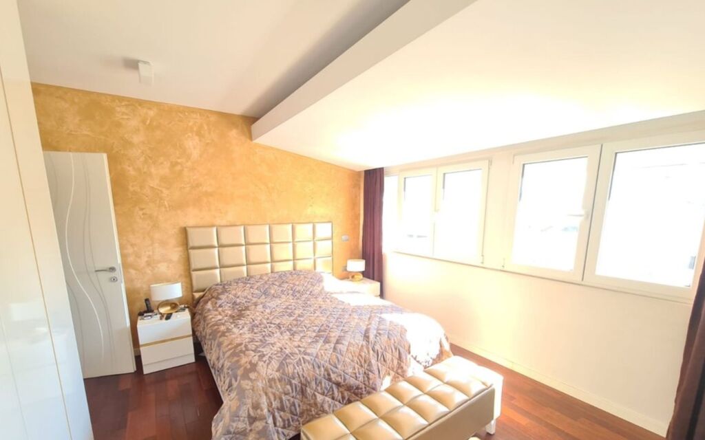 Vendesi in vendita 2+1+2