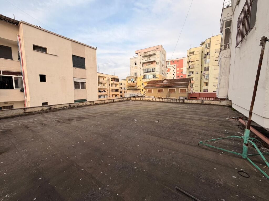 Shitet pronë në pozicion strategjik – rrugë kryesore pranë Drejtorisë së Policisë