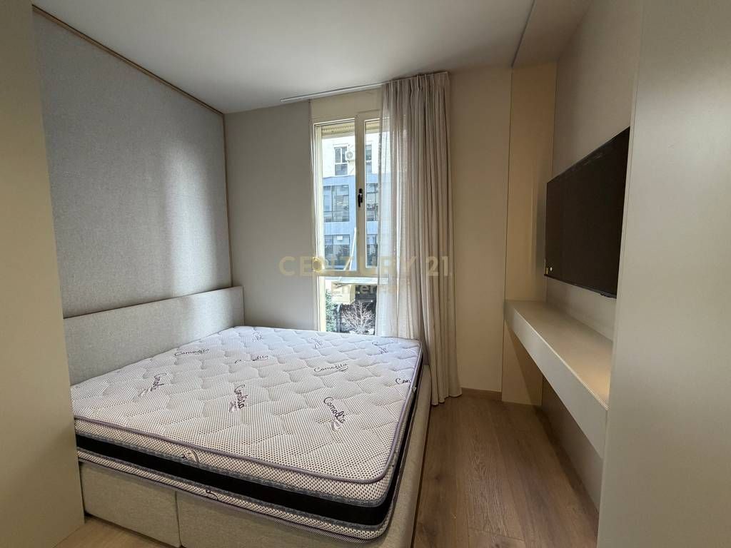 In vendita 3 studi organizzati in un'unica proprietà, nella zona di Rruga Stacioni i Trenit, di fronte a SPAK, a Tirana.