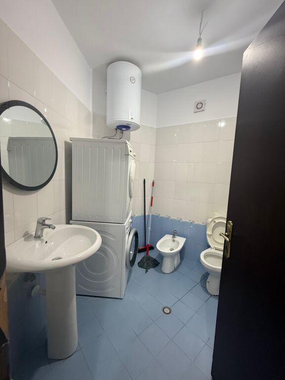 Jepet me qira 2+1 ne Yzberisht (prane Grand Gallery)