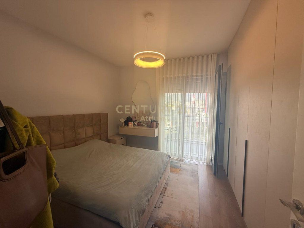 Shitet apartament 1+1 tek kompleksi 5D Porcelan , prane TV klan!