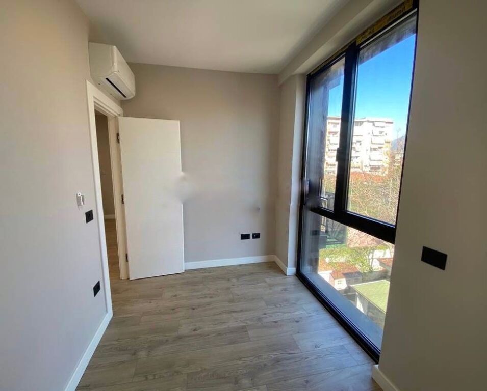 Affittasi appartamento 2+1+2 balconi vicino alla Scuola Rossa