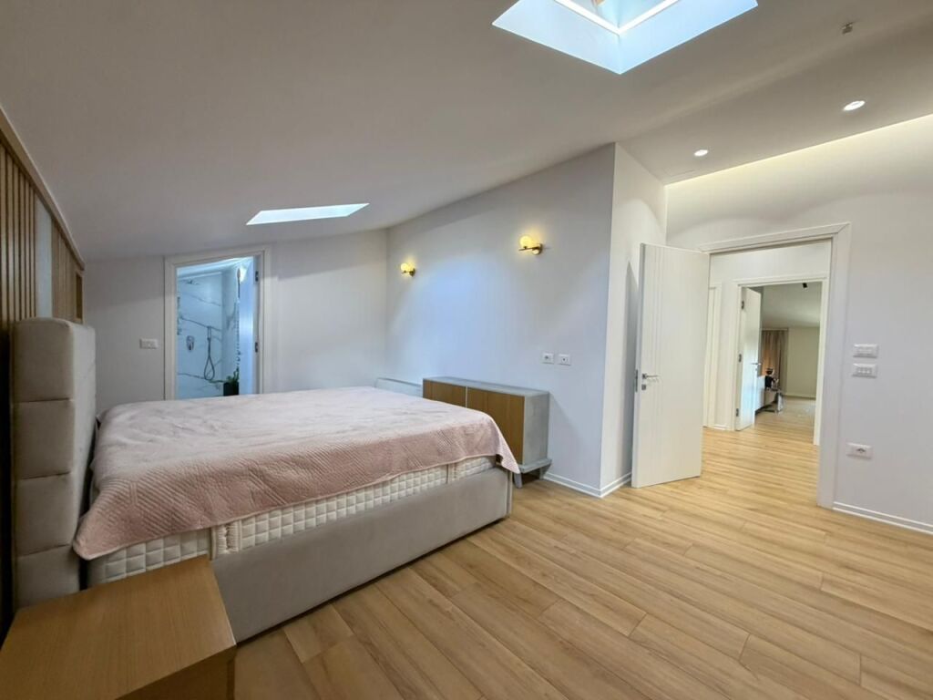 🏡 Jepet me qira 3+1+2 – Penthouse me 3 Parkime 📍 Secret Garden Residence, TEG – Tiranë  🏢 Kati 3 (i fundit – Penthouse) 📐 200 m² 🛏 3 dhoma gjumi 🛁 2 tualete 🌿 2 ballkone 🚗 3 parkime të përfshira në çmim  Apartament modern, me hapësira të bollshme, dritë natyrale gjatë gjithë ditës dhe qetësi absolute. Rezidencë elitare me standard të lartë ndërtimi, ideale për familje që kërkojnë komoditet dhe privatësi pranë TEG.  💶 1,500 € / muaj (përfshirë 3 parkimet)