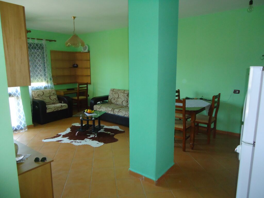 PËR SHITJE – APARTAMENT I MOBILUAR NË GOLEM.