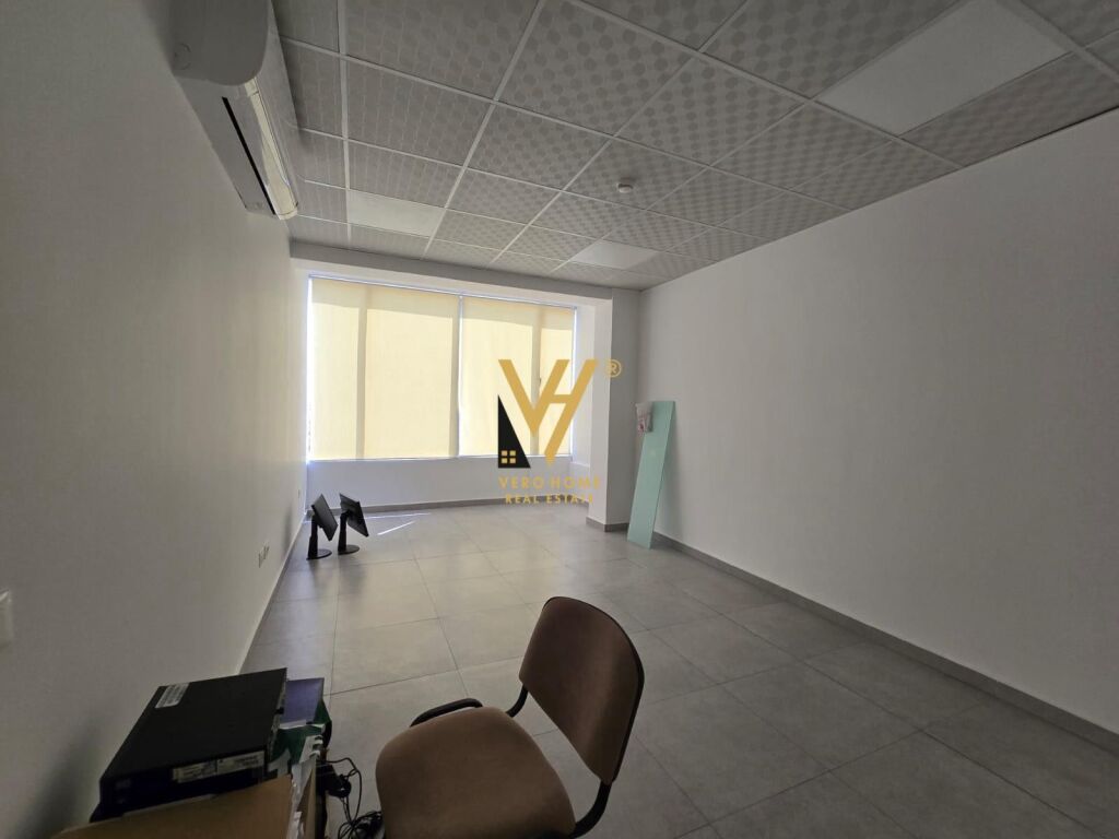 SI AFFITTASI EDIFICIO COMMERCIALE 1.340 M2 IN VIA KAVAJA 15.000 EURO