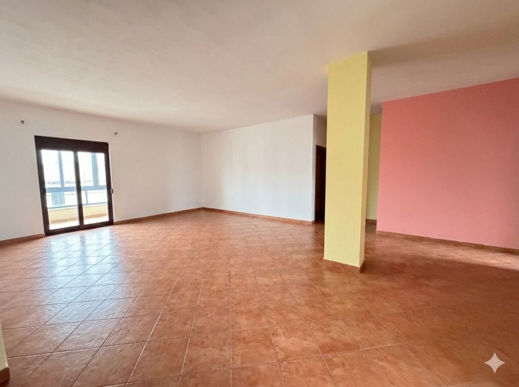 Shitet pronë në pozicion strategjik – rrugë kryesore pranë Drejtorisë së Policisë