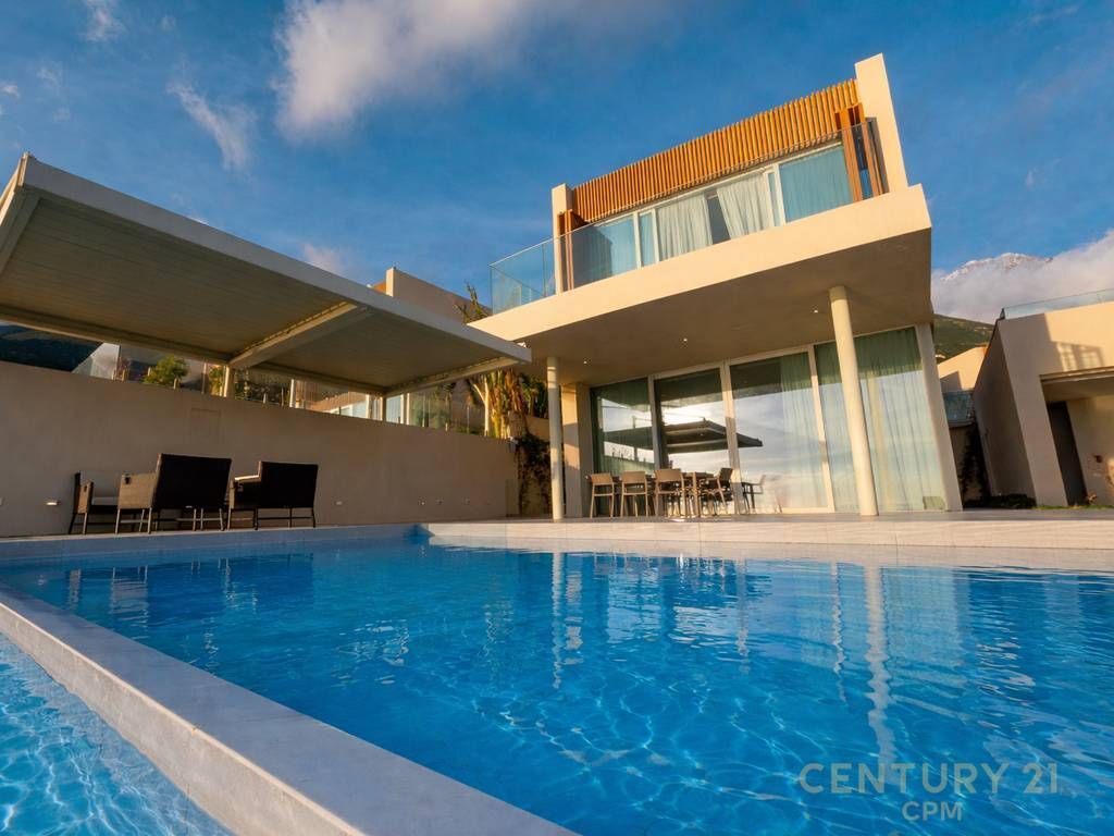 SHITET NJË NGA VILAT MË TË BUKURA NË GREEN COAST, PALASË 3,500,000 €