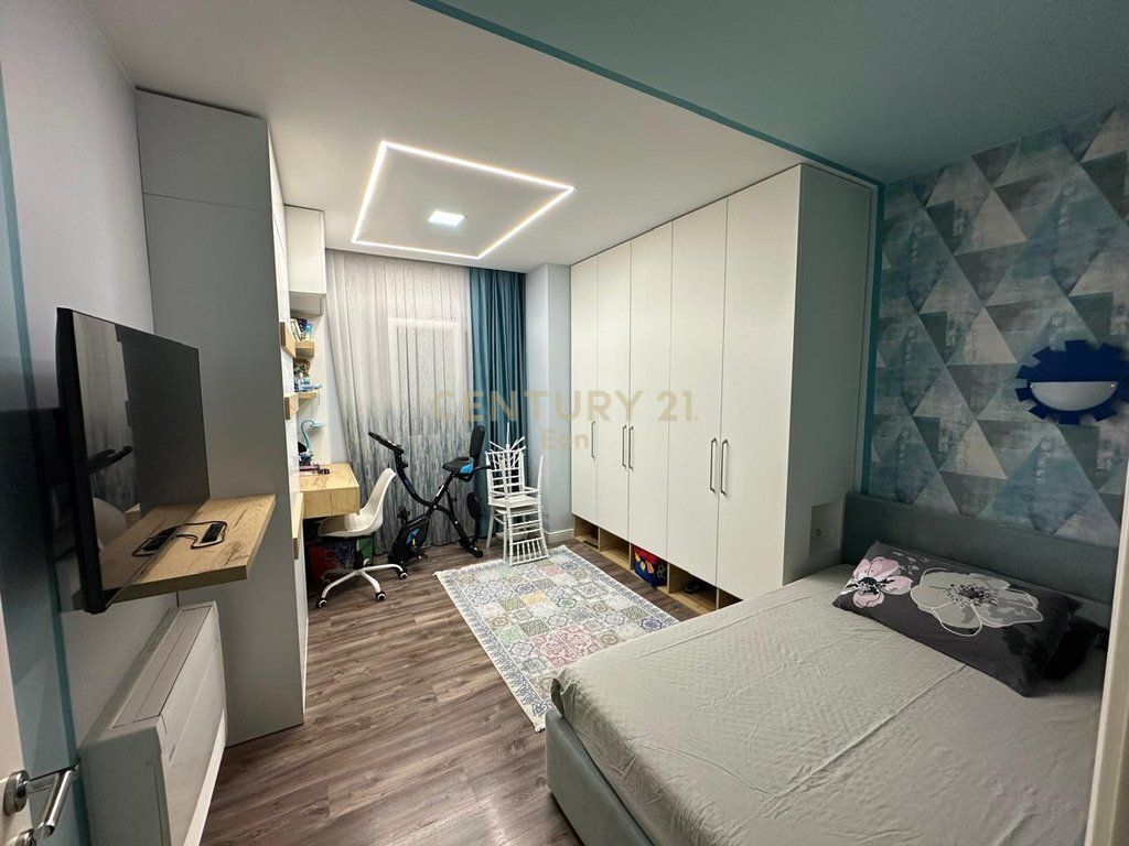 JAPIM ME QIRA APARTAMENT 2+1+2 NE QENDER TE DURRESIT PRANE PORTIT!