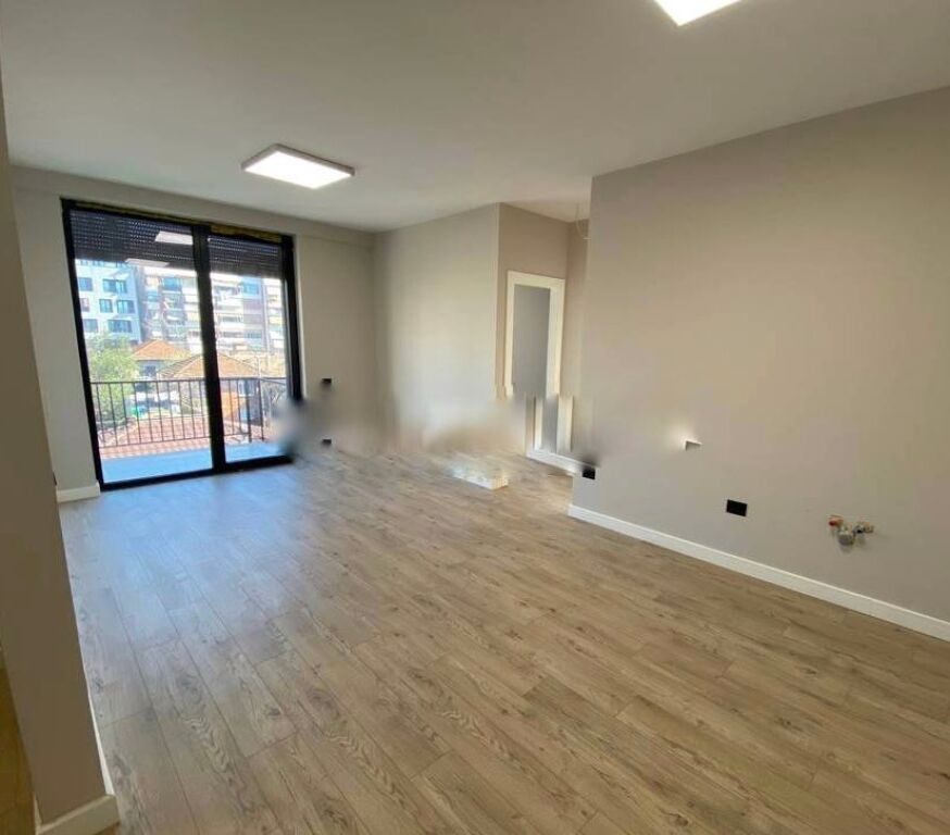 Affittasi appartamento 2+1+2 balconi vicino alla Scuola Rossa